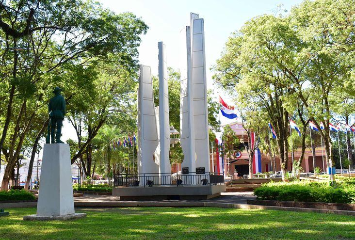 Monumento en honor a las siete mudanzas de Villarrica, ubicada en el centro de la Plaza de los Héroes de Villarrica.