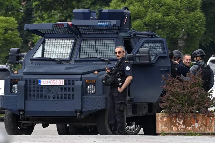 Policías de Kosovo frente al edificio municipal de la localidad de Leposavic, este domingo.