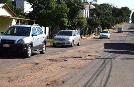 Una de las calles destrozadas de San Juan Nepomuceno y la ciudadana reclama la reparación.
