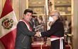El presidente de Perú, Pedro Castillo (i) aparece desde hace varios días sin su clásico sombrero blanco en los actos oficiales.