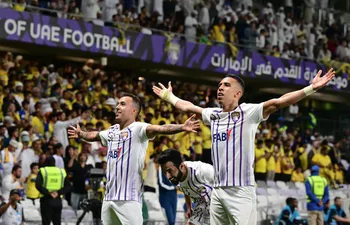 El paraguayo Alejandro Romero Gamarra (i), futbolista del Al Ain, celebra un gol en el partido ante Al Nassr de Cristiano Ronaldo por la ida de los cuartos de final de la Champions League de Asia.