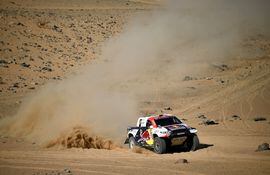 El piloto qatarí Nasser Al-Attiyah en acción durante el arranque del Rally Dakar 2022. (AFP)