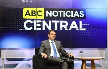 El ministro de Hacienda, Óscar Llamosas, en estudios de ABC.