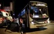 Un pasajero sube a un bus en horario nocturno-madrugada en Asunción.