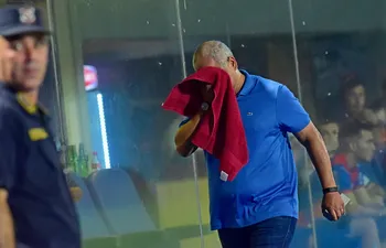 Francisco Arce, entrenador de Cerro Porteño, seca el rostro con una toalla después del empate contra Sportivo Ameliano por la primera fecha del torneo Apertura 2022 del fútbol paraguayo.
