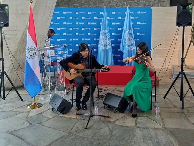 Los músicos paraguayos Orlando Rojas y Andrea González durante el concierto que ofrecieron el martes en la sede de la Unesco, como parte de la Semana de América Latina y el Caribe.