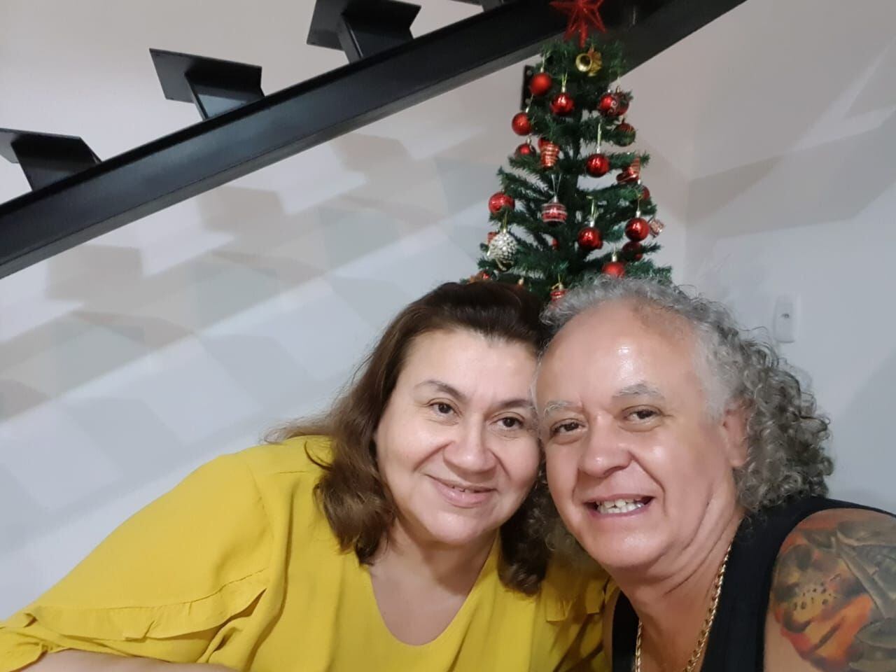 Cristina Muñoz y su marido, Reginaldo Carlos Ruivo, a quien colocó en Essap como contratado. Ahora el hombre ya es funcionario permanente, como "comerciante", según planilla de funcionarios de la empresa.