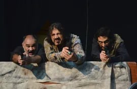 Calolo Rodríguez, Mario Toñánez y Ronald Maluff en El Galpón (dirección: Raquel Rojas).