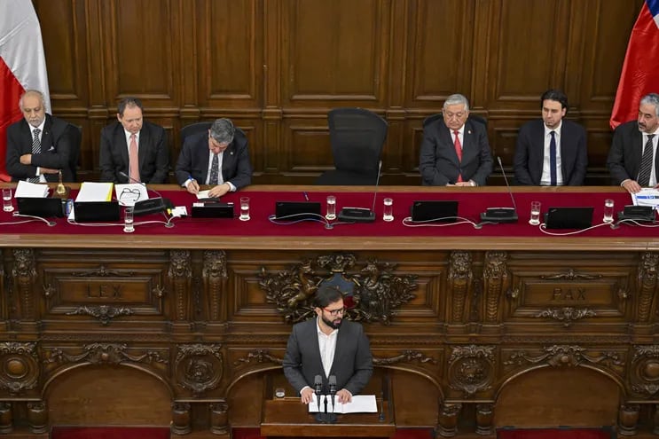 El presidente de Chile, Gabriel Boric, se dirige al Consejo Constitucional que redactará una nueva propuesta de Carta Magna para el país y con la que buscarán reemplazar a la actual de 1980.  (AFP)
