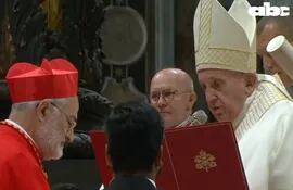 El paraguayo nacionalizado Cristóbal López recibió hoy su birreta púrpura  cardenalicia en un consistorio en el Vaticano.