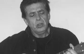 El multidisciplinario artista Marcelo Hernáez en su faceta de cantautor.