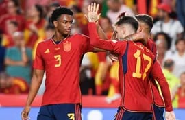 El centrocampista de la selección española Alejandro Baena (2d) celebra con sus compañeros su gol durante el partido de clasificación para la Eurocopa 2024 que los combinados de España y Chipre juegan hoy martes en el estadio Nuevo Los Cármenes, en Granada.