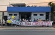 Pobladores del barrio Alegre de la ciudad de Guarambaré se manifietan frente al sanatorio Santa Ana para exigir el esclarecimiento de la muerte de la profesora Lourdes Carolina Aguayo.