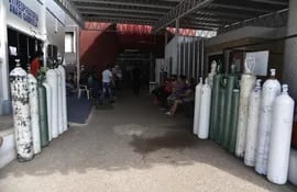 Imagen de referencia. Funcionarios municipales de Villa Elisa bajan bombonas de oxígeno de un camión en el Hospital de Villa Elisa.