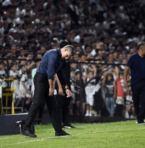 El entrenador Martín Palermo (50 años) parece estar rendido por no encontrarle la vuelta al equipo.