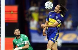 TOPSHOT - Boca Juniors' Uruguayan forward Edinson Cavani (R) heads the ball past Racing Club's Chilean goalkeeper Gabriel Arias during the Argentine Professional Football League Cup 2024 match between Boca Juniors and Racing Club at La Bombonera stadium in Buenos Aires on March 10, 2024. (Photo by ALEJANDRO PAGNI / AFP)