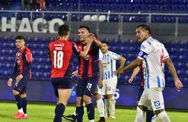 Alfio Ovidio Oviedo festeja su gol con Fernando Romero, en la ajustada victoria del Ciclón contra el “12".