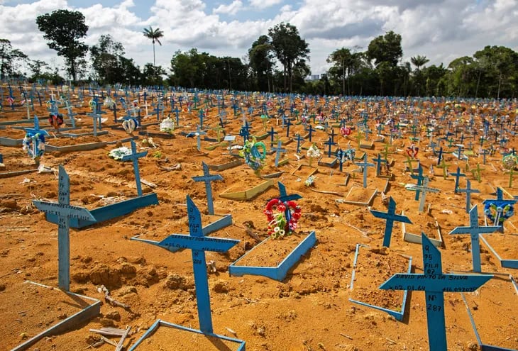 Un área reservada para enterrar a víctimas del COVID-19 en el cementerio Nossa Senhora Aparecida en Manaos, Brasil.