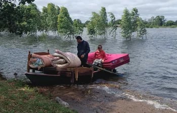 Un poblador de de la compañía Puerto Itá, del  distrito de Gral. Díaz, transporta en canoa sus cosas ante el avance de las aguas.
