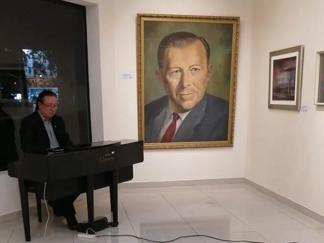 La imagen del dictador Alfredo Stroessner ubicado en el centro de una de las paredes, dominando la escena.