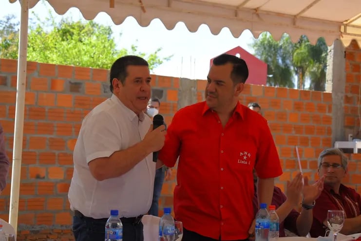 Horacio Cartes y Rodolfo Friedmann volvieron a abrazarse en Villarrica, durante la campaña proselitista para las Elecciones Municipales.