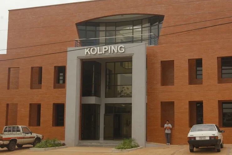 Colegio Kolping cerró de manera   arbitraria por este año, denuncian padres al MEC y solicitan su intervención.