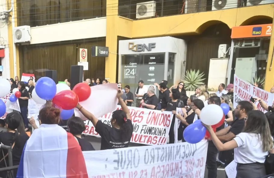 Un grupo de contadores se manifestaron este martes frente a la sede de la Subsecretaría de Estado de Tributación, sobre la calle Yegros, ante las constantes caídas del sistema Marangatu.