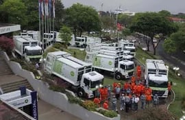 el-servicio-de-recoleccion-de-basura-en-asuncion-es-pesimo-la-comuna-mostro-ayer-sus-nuevos-camiones--201211000000-1133530.jpg