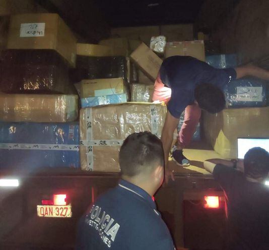 La carga recuperada en su totalidad fue alzada nuevamente al camión y trasladada al depósito de la fiscalía.