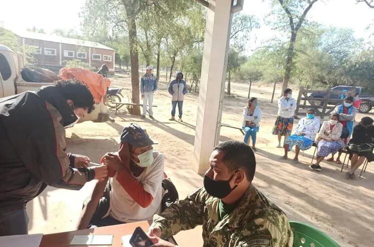 Las brigadas de vacunación están recorriendo zonas alejadas del Chaco.