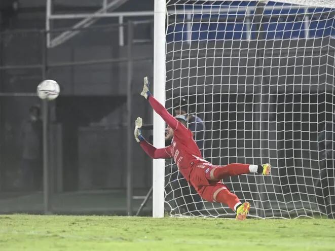 Nicolás Campisi desvió dos penales en la tanda contra el Atlético Tembetary por las semifinales de la Copa Paraguay.