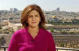 (FILES)This undated handout file photo released by the Doha-based Al-Jazeera TV, shows the channel's veteran journalist Shireen Abu Aqleh (Akleh) during one of her reports from Jerusalem. - Israeli Defense Minister Benny Gantz said on November 14, 2022, that he would not cooperate with a US investigation into the shooting death of a Palestinian-American journalist, likely at the hands of an Israeli soldier. (Photo by AL JAZEERA / AFP) / RESTRICTED TO EDITORIAL USE - MANDATORY CREDIT "AFP PHOTO / Al-Jazeera" - NO MARKETING NO ADVERTISING CAMPAIGNS - DISTRIBUTED AS A SERVICE TO CLIENTS