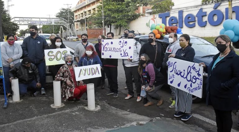 Trabajadores independientes de eventos se manifestaron ayer para pedir ayuda del Gobierno, asfixiados por la crisis económica.