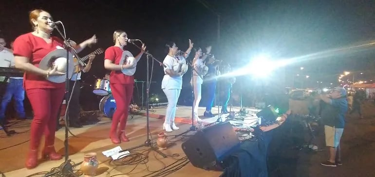 El grupo Las Paraguayas participó del primer día del Festival Navideño.