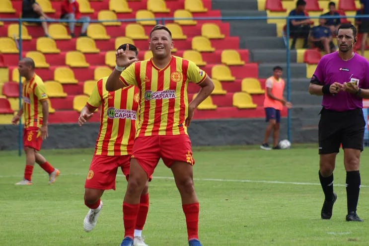 Hugo Benítez, el goleador aurirrojo se despachó con un doblete. (Foto: Martín Ledesma)