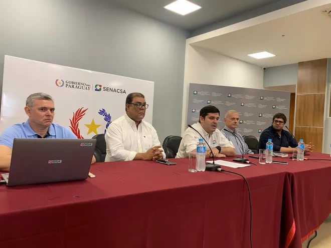 Dr. Víctor Maldonado, Dr. Mario Apodaca;  presidente del Senacsa, Dr. José Carlos Martin; Dr. Manuel Barboza y Dr. Alejandro Aguilera, este viernes en la reunión de prensa en Senacsa.