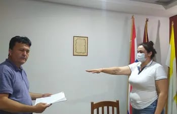 El presidente de la Junta, Milciades González, toma juramento a la nueva intendenta de Corpus, Ninfa Concepción Vera.