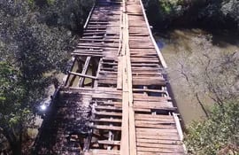 pobladores-de-curuguaty-y-yasy-cany-dpto-de-canindeyu-exigen-al-mopc-la-reconstruccion-de-un-puente-de-madera-que-se-encuentra-sobre-el-arroyo-mbat-202340000000-1704615.jpg