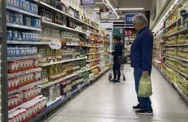 Personas hacen compras en un supermercado, en Buenos Aires (Argentina).