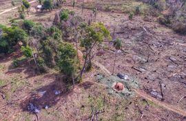 Imagen aérea que muestra zonas deforestadas y hornos de carbón en Marina Cué.