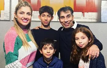 ¡Familia completa! Ali Ramírez y Pipino Cuevas con sus hijos Enzo, Amapola y Nelson Leonel. (Instagram/Alicia Ramírez)