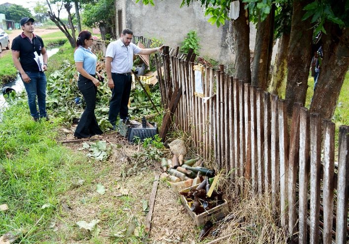 Funcionarios del Ministerio Público y la comuna de Concepción observan un predio allanado. Fue en el barrio Itacurubí.
