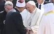 El Papa Francisco recibido por el Gran Imán de Al-Azhar Ahmed el-Tayeb, a su llegada al 'Foro de Bahrein para el Diálogo: Oriente y Occidente para la Coexistencia Humana' en la Plaza Al-Fida' del Palacio Real de Sakhir en Awali, Baréin.