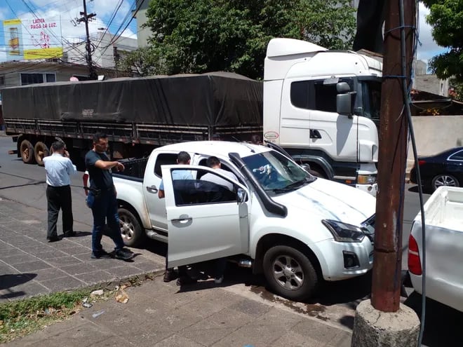 La camioneta de la Fiscalía frente la Unidad Penal N°1 de San Lorenzo.