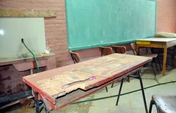 Lamentable situación de un pupitre de la Escuela Básica N° 4.234 San Agustín de San Juan Nepomuceno.
