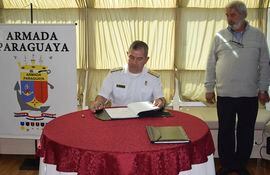 El comandante Carlos Velázquez firma el convenio con el representante de Macuco Ecoaventura, Ademir Fernandes.
