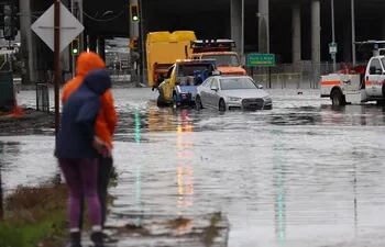 Una grúa estira un auto en una intersección inundada en Mill Valley, California.