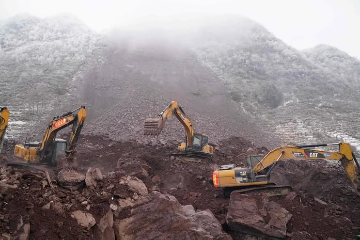 Excavadoras trabajan en el sitio de un deslizamiento de tierra en Zhaotong, en la provincia china de Yunan, el pasado miércoles.