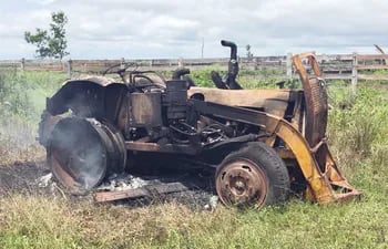 El tractor quemado en la estancia San José’i.