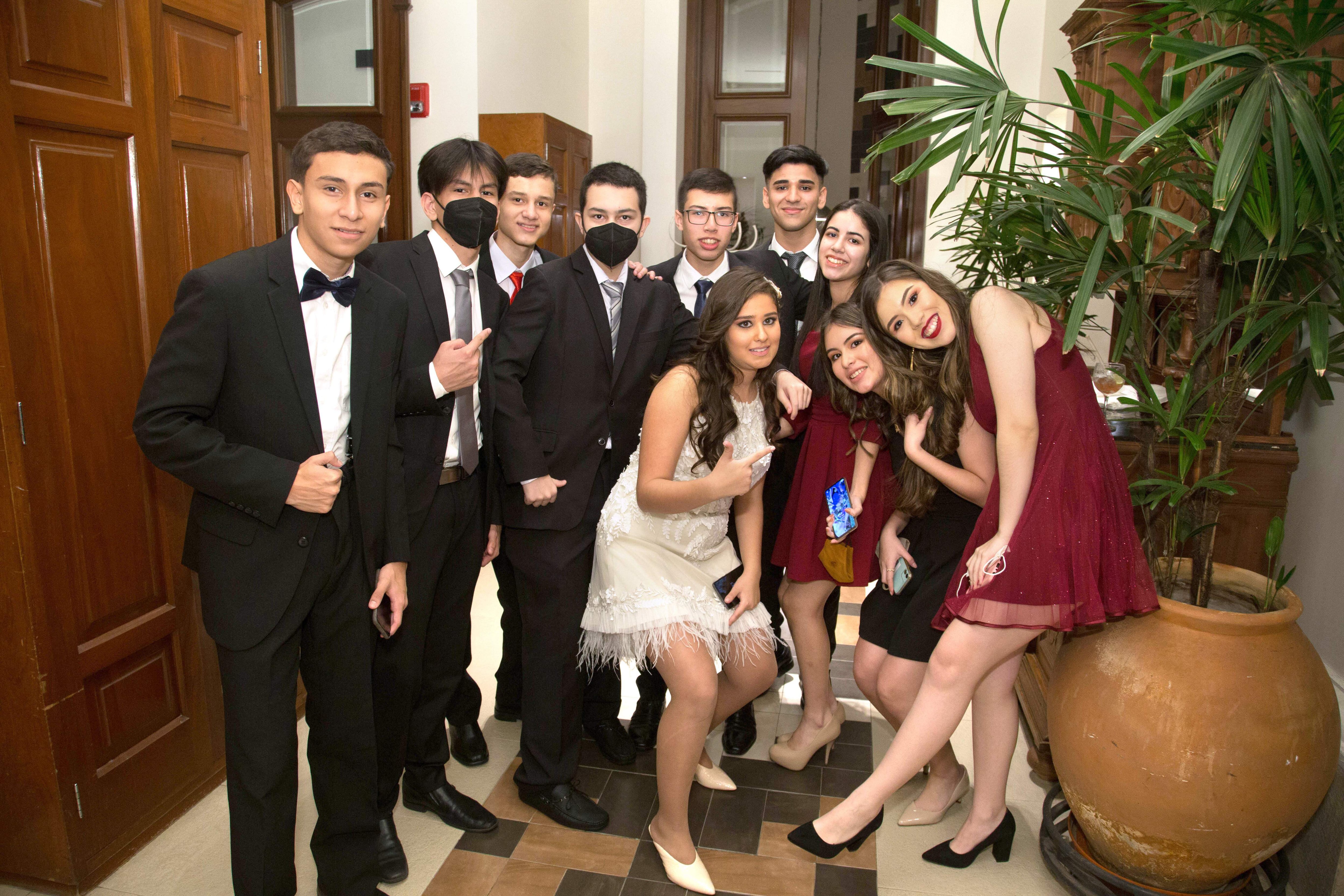 La quinceañera con amigos y compañeros del Instituto Sagrada Familia.